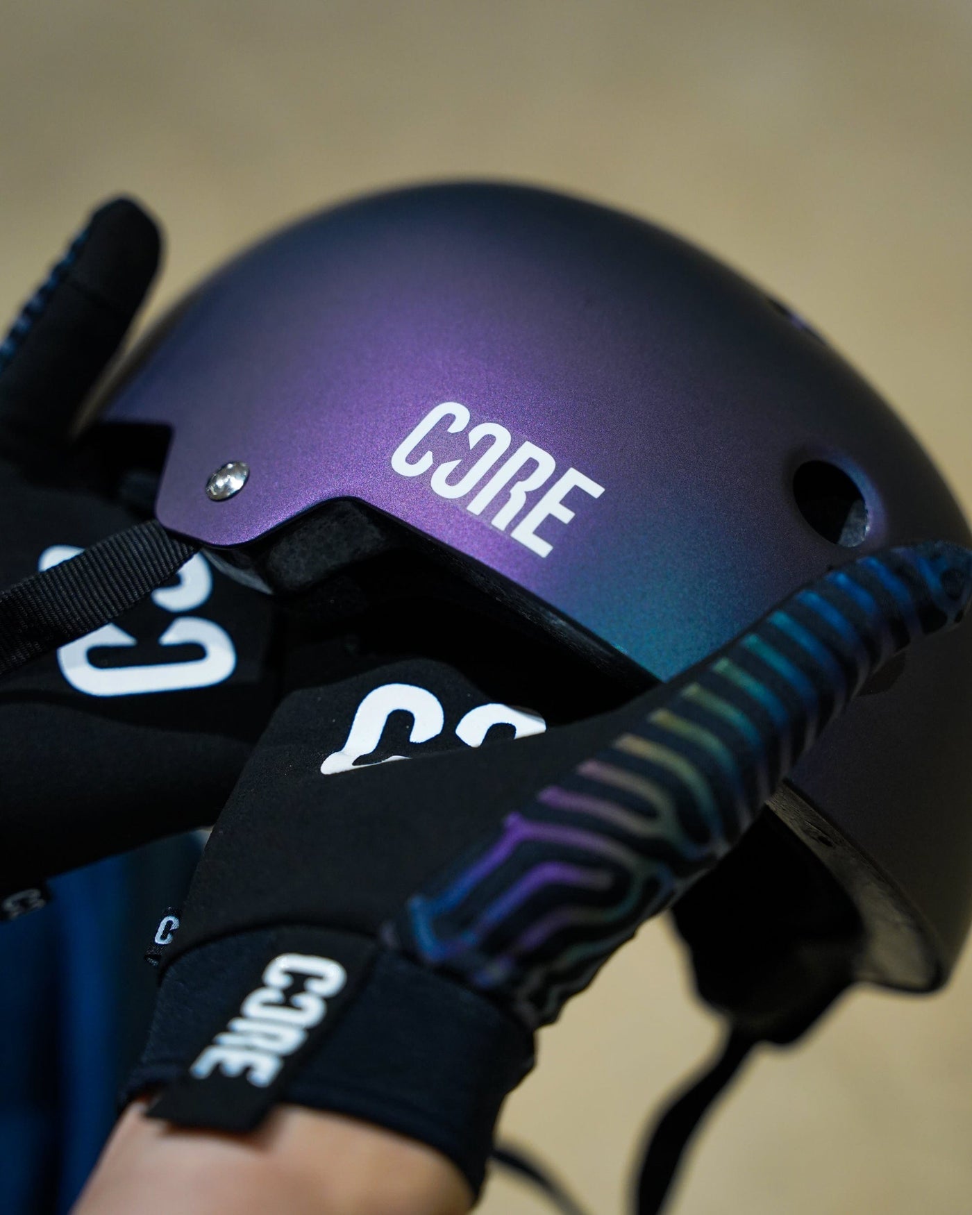CORE Protection Aero BMX Gloves Neo Chrome I Bike Gloves Zoomed In