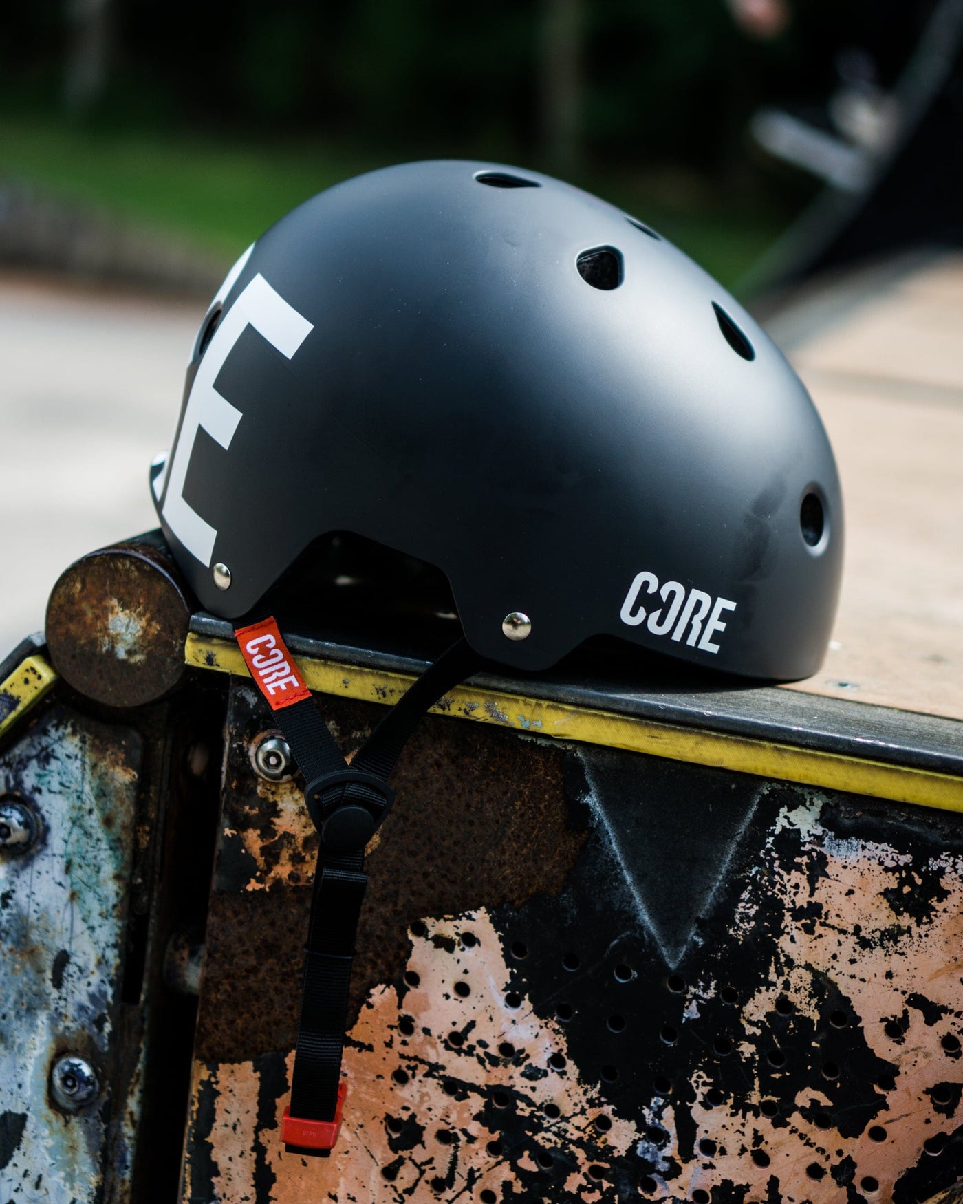 COR-520-STR-HEL-BLW Lifestyle Shot3